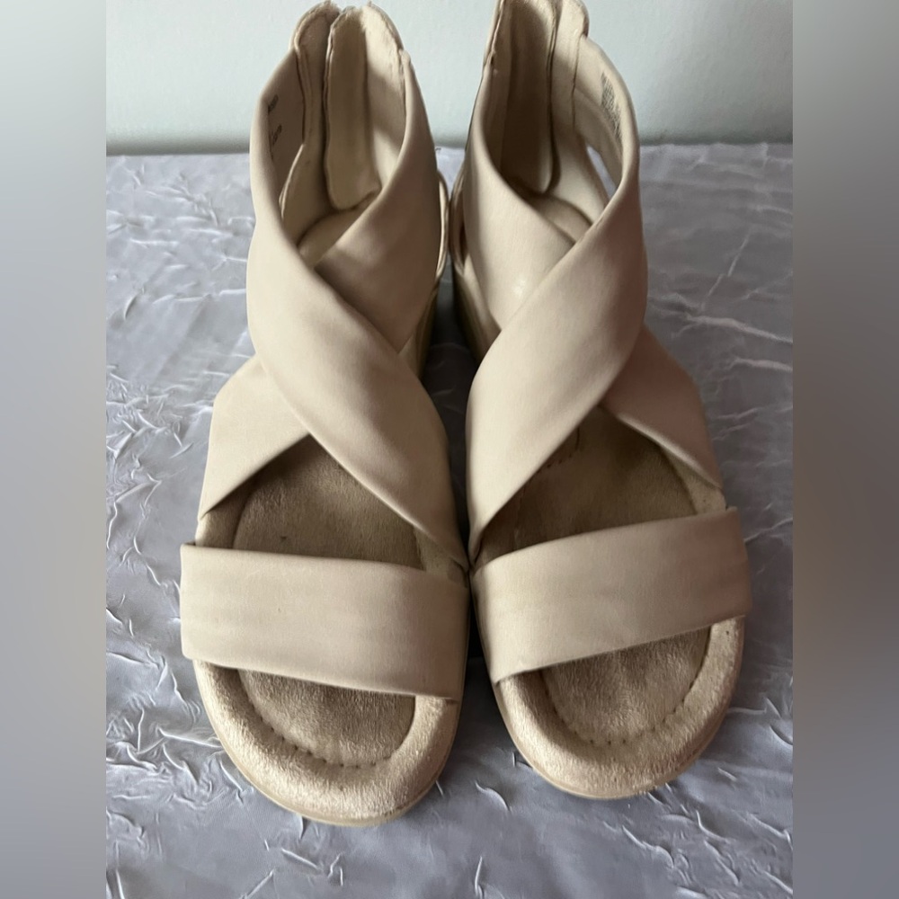 Women’s Earth Spirit Cream Women's strappy Sandals soft zip back size  6.5